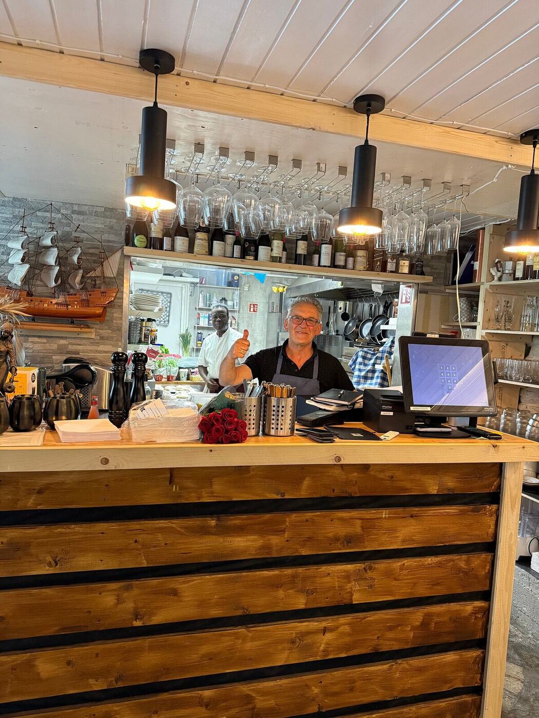 Baren og det åpne kjøkkenet på Adriatico