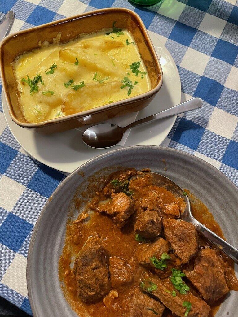 Et trattoriabord med rutete duk