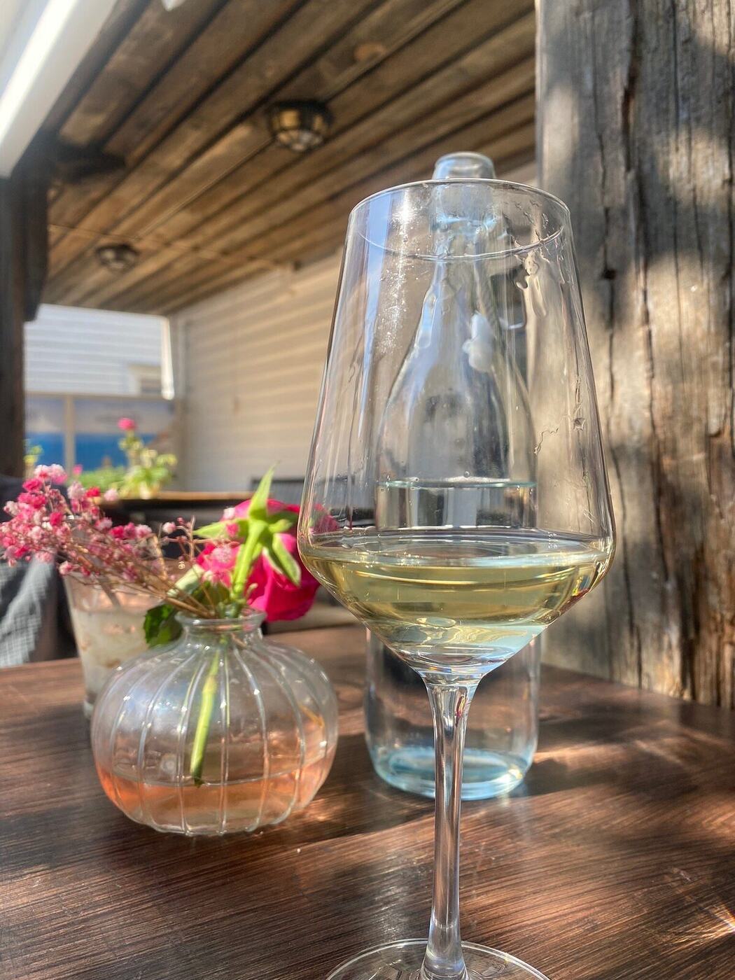 Et glass hvitvin på bordet
